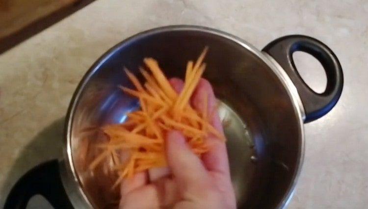 настържете моркови.