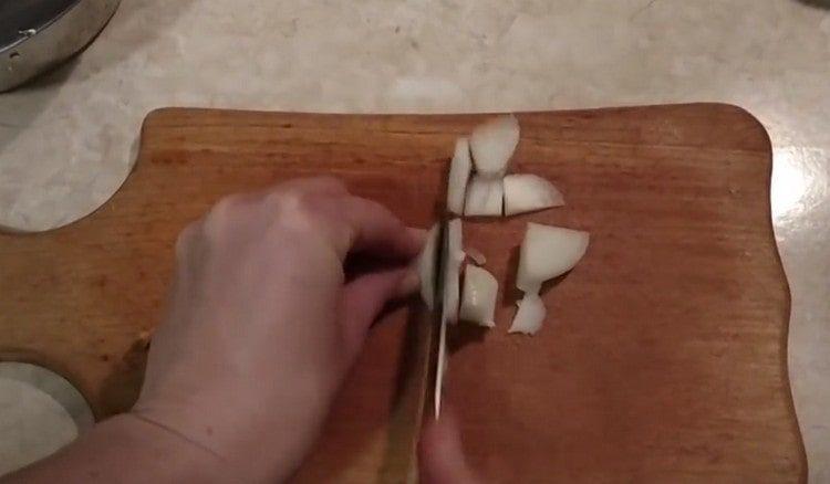 нарязваме лука.
