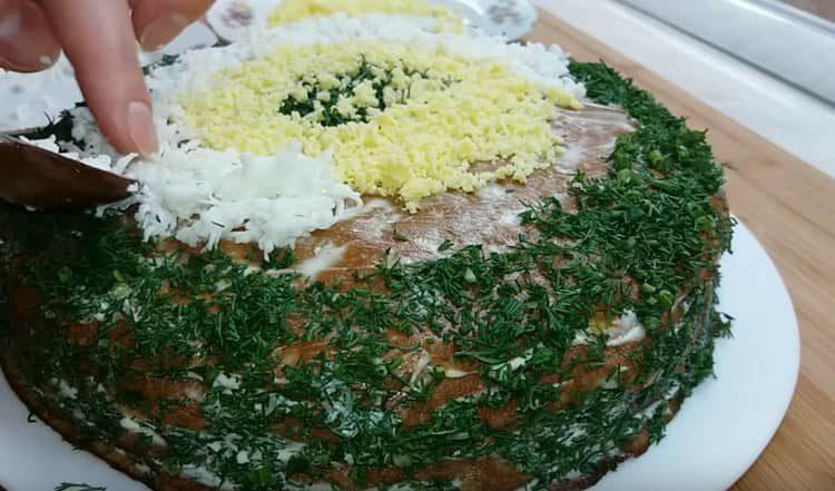 Украсете тортата с нарязан копър и настърган яйце.