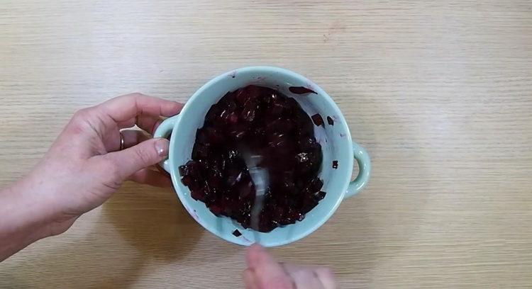За да приготвите салата, нарежете цвеклото