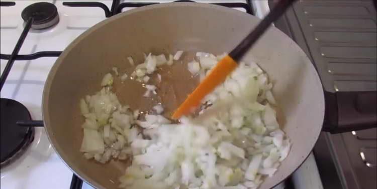 запържете чесъна и лука