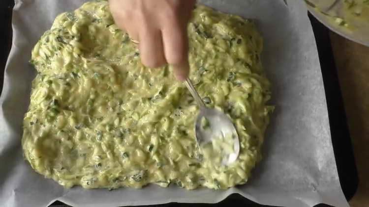 сложете тестото върху лист за печене