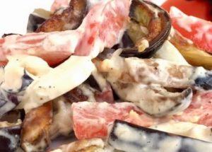Ще научите как да готвите вкусен патладжан с чесън и майонеза. Колко калории има в тях. Колко се приготвя ястието