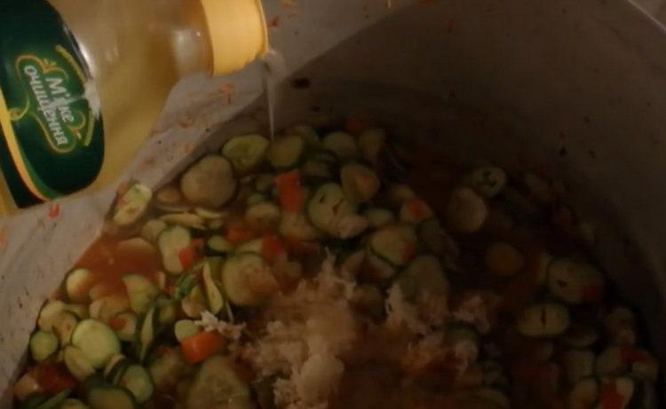 Добавете олио за готвене