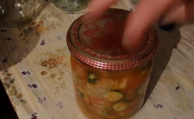 Смесете съставките за готвене.