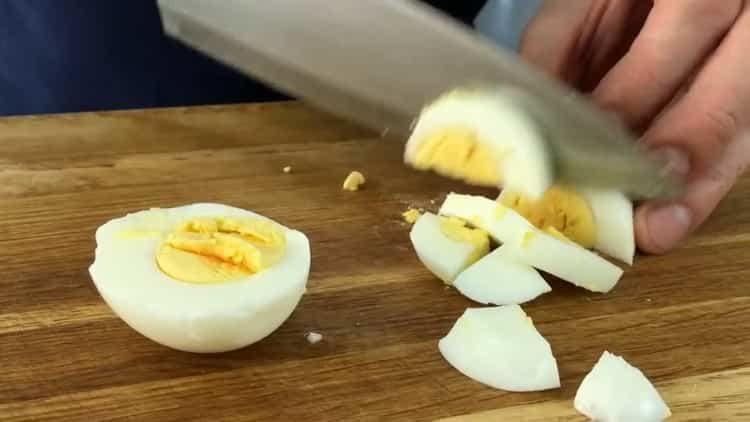 Нарежете яйцата за готвене