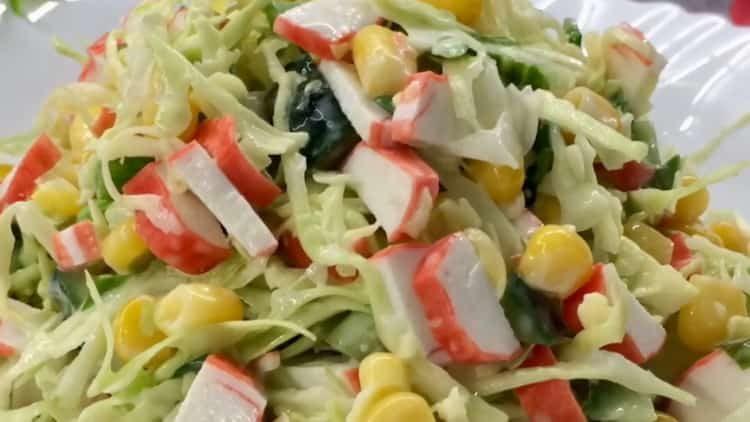 Как да научите как да приготвите вкусна салата с ракови пръчици и зеле