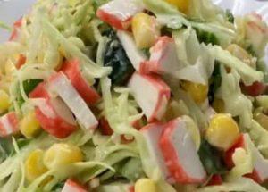 Как да научите как да приготвите вкусна салата с ракови пръчици и зеле