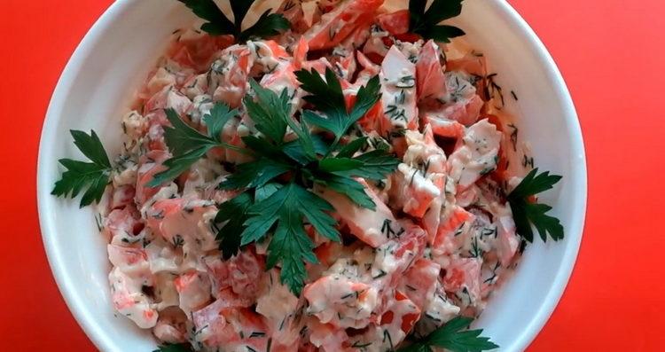 салата с ракови пръчици и домати готови