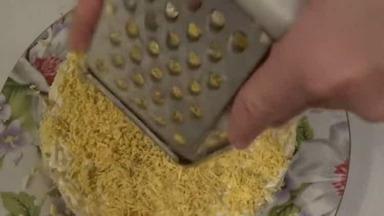 За да приготвите ястието, настържете жълтъците