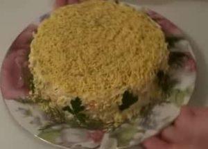 Салата с ракови пръчици и сирене: стъпка по стъпка рецепта със снимки