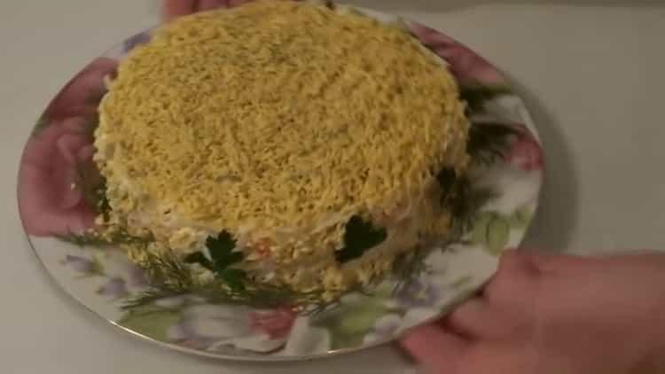 салата с ракови пръчици и сирене е готова