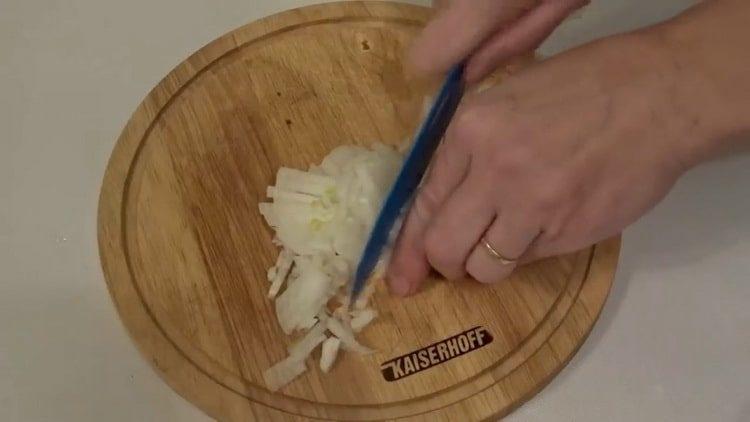 Готварска салата с ракови пръчици и сирене