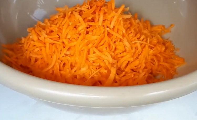 Настържете моркови за готвене