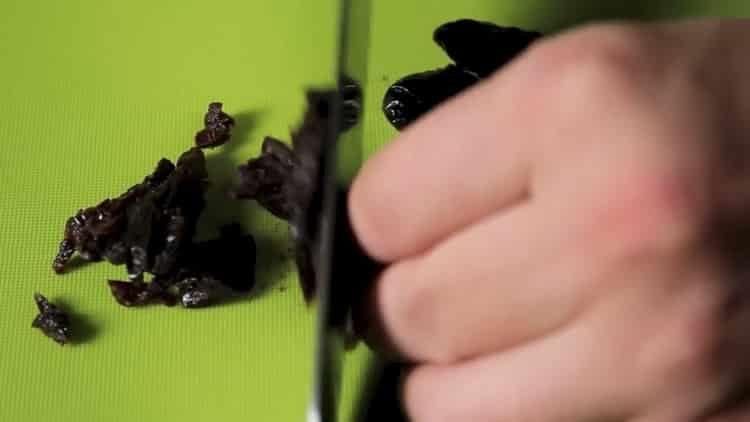 За да готвите, нарежете сините сливи