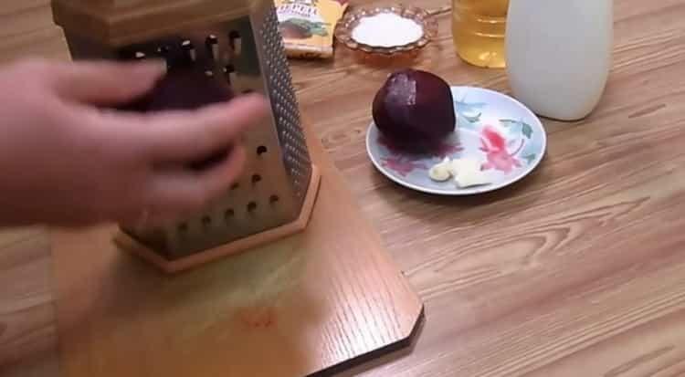 Настържете цвекло, за да направите салата