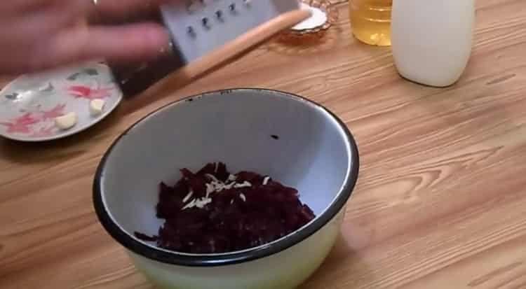 Настържете чесъна, за да готвите