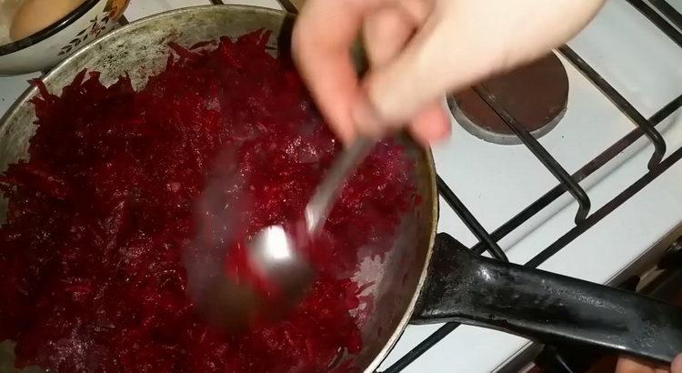 За да готвите, настържете цвекло