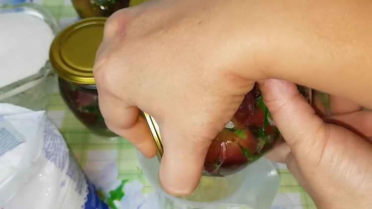 изсипете вода от консерви