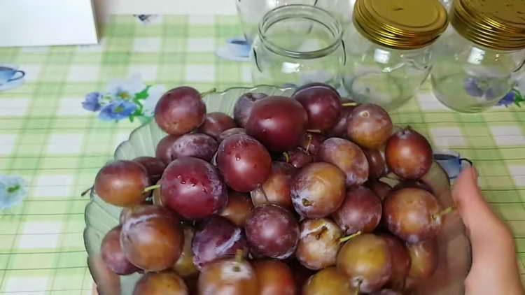 измийте добре сливите