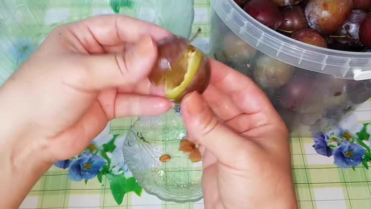 извадете семената от сливите