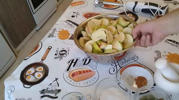 нарежете ябълките на филийки