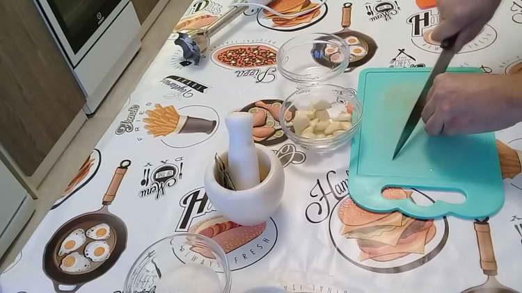 ситно нарязваме чесъна