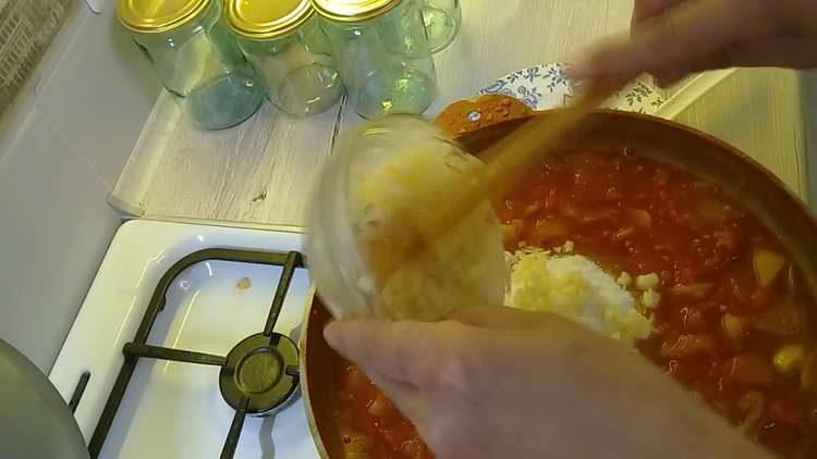 изсипете чесън в тигана