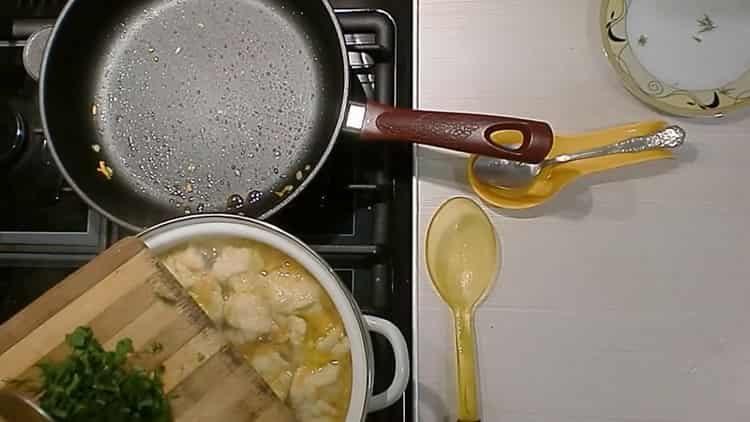 Смесете съставките за готвене.