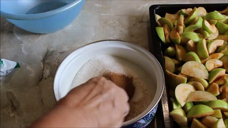 Добавете канела към ябълки за готвене