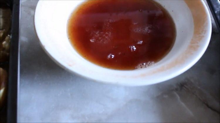 Изцедете сиропа, за да готвите
