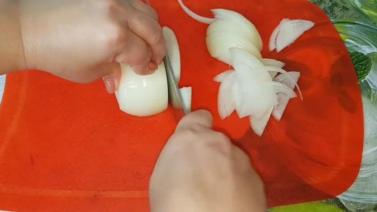 За да готвите, нарязвайте лука