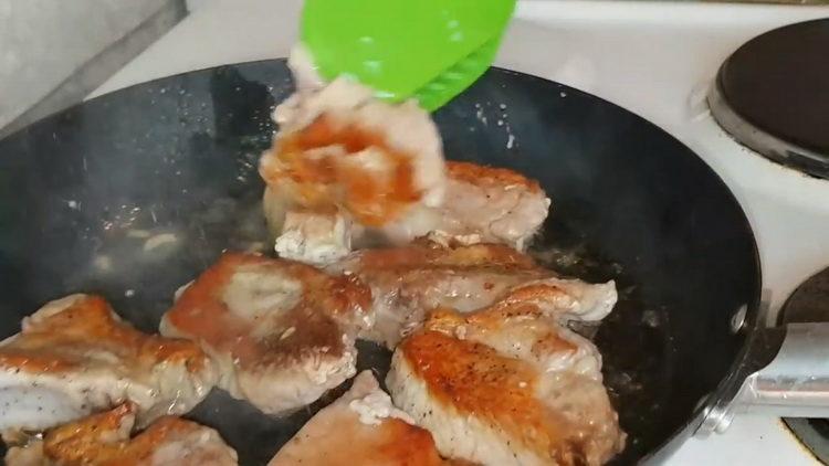 За да готвите, запържете месото