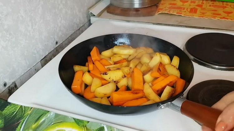 Смесете съставките за готвене.
