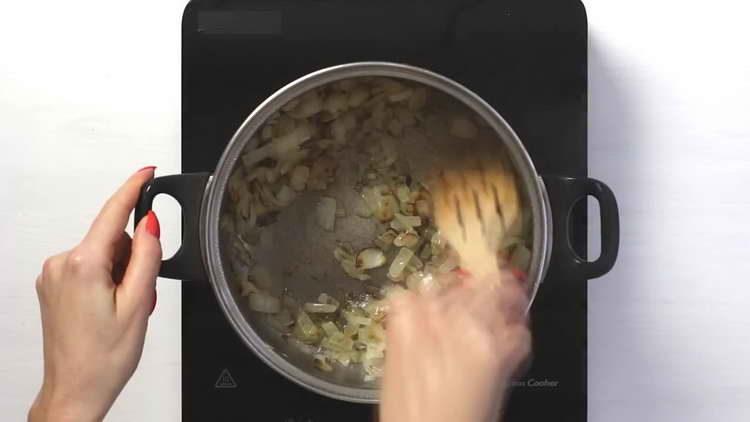 запържете лука до златисто