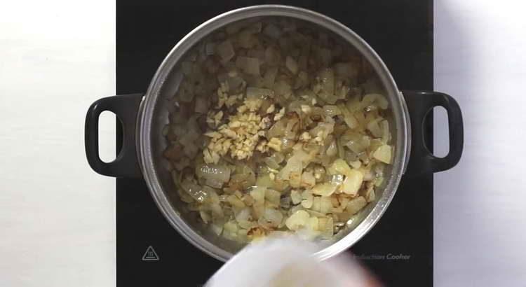 добавете чесъна към лука