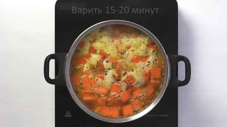 изсипете вода в тигана