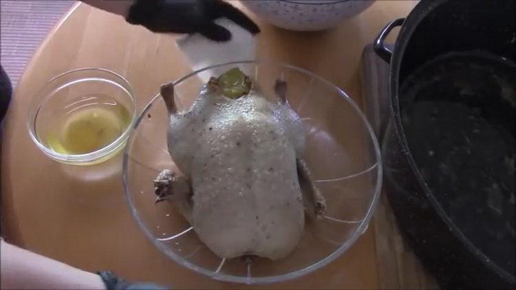 Мариновайте съставките за готвене.