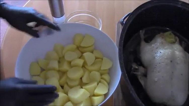 За готвене нарежете картофите