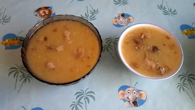 За готвене изсипете бульона във форми