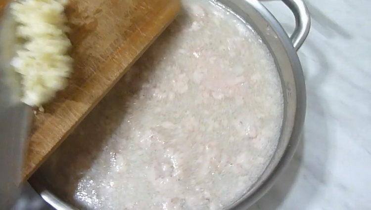 Настържете чесъна, за да готвите