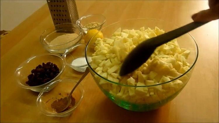 Нарежете ябълки за печене