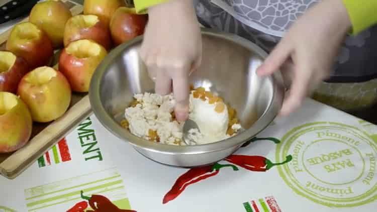 Смесете съставките за готвене.