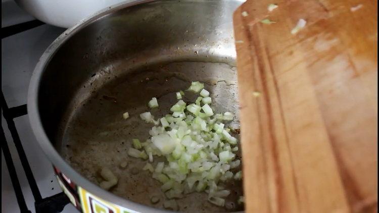 запържете целина и лук