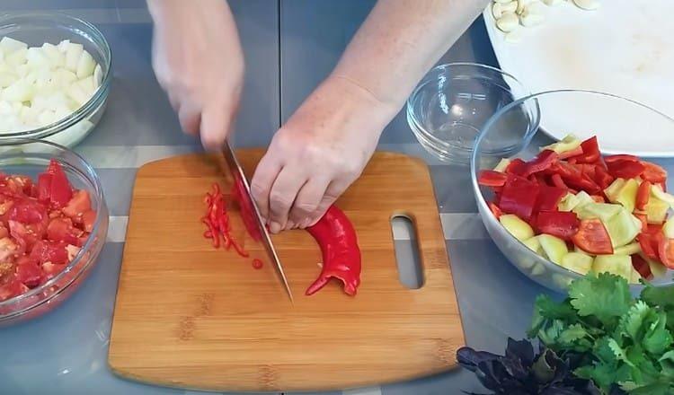 нарязани сладки и люти чушки.