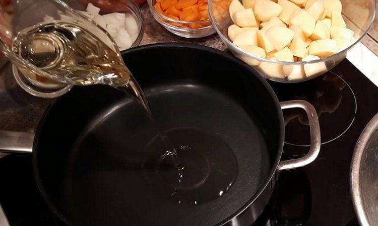 Загряваме растителното масло в тиган с дебело дъно.