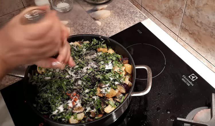 Сол и черен пипер ястието на вкус.