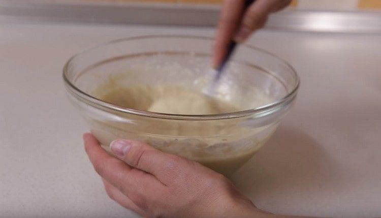 Добавете малко разтопено масло към готовото тесто.