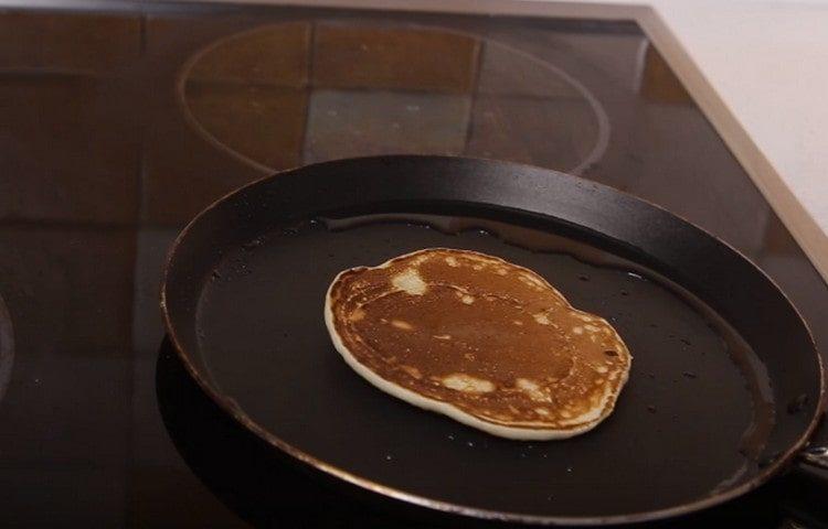 Запържваме палачинки от двете страни.