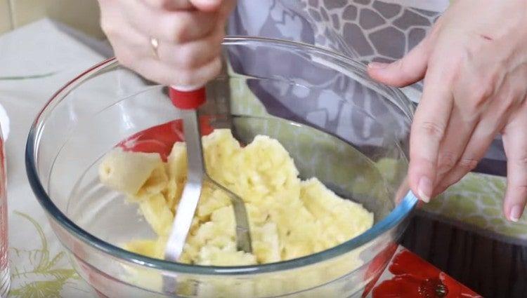 Зрели банани, обелени и пюре натрошено в картофено пюре.